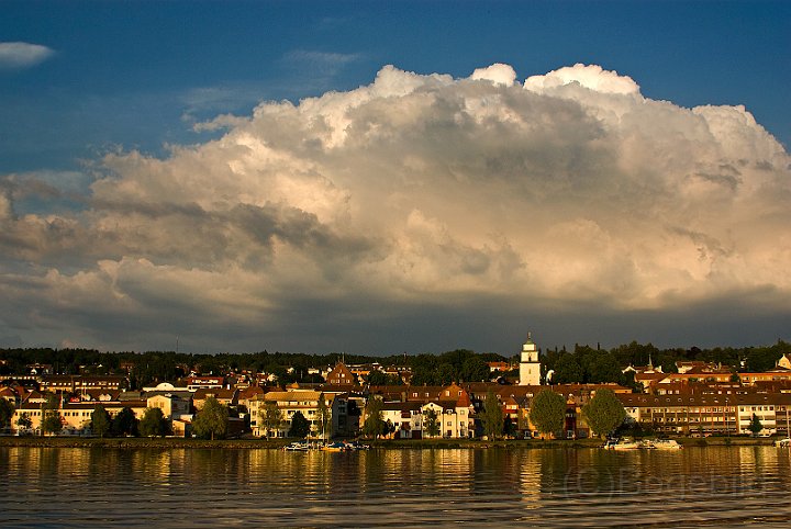 Stad från sjon-moln.jpg